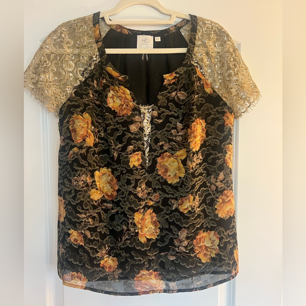 Elegant blouse with gold lace sleeves